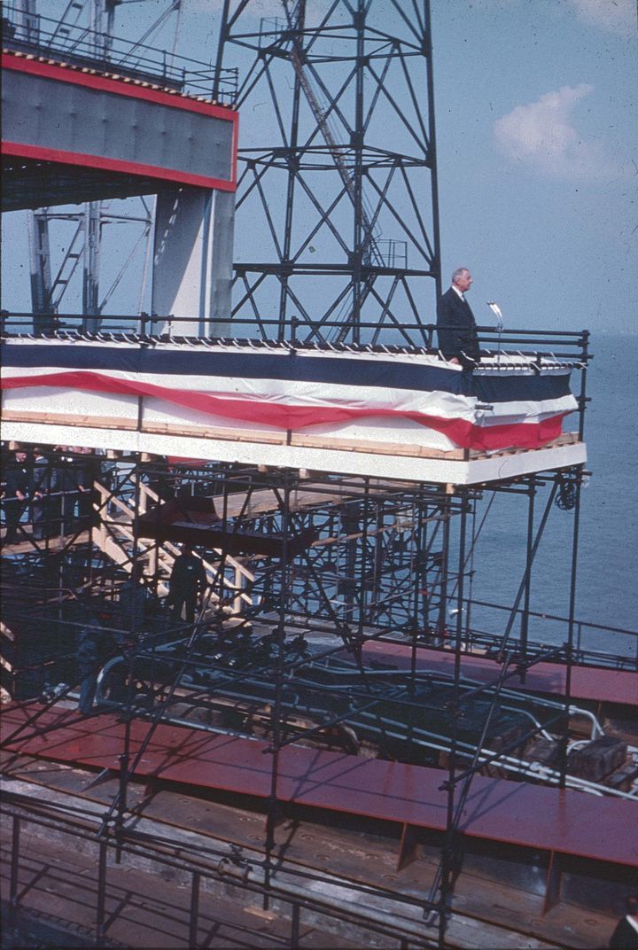 Le général de Gaulle achève son discours à la tribune officielleaprès le lancement du paquebot France (1962) le 11 mai 1960. (Barrault. Collection Saint-Nazaire Agglomération Tourisme-Écomusée. Fonds Chantiers de l’Atlantique.)