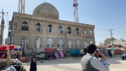 La mosquée&nbsp;Seh Dokan, où une explosion a fait au moins 10 morts et 15 blessés, à&nbsp;Mazar-i-Sharif (Afghanistan), le 21 avril 2022. (SAYED KHODAIBERDI SADAT / ANADOLU AGENCY / AFP)