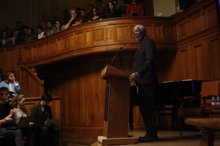 Une scène du film&nbsp;"Lucy" de Luc Besson, avec Morgan Freeman, tourné à la Sorbonne. (JESSICA FORDE /  EUROPACORP - TF1 FILMS PRODUCTION - GRIVE PRODUCTIONS)