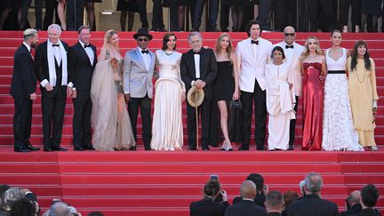 Une photo de famille comme sortie d’un album du début du siècle dernier.  Le patriarche Francis Ford Coppola, au centre, est entouré du casting multi-stars de 