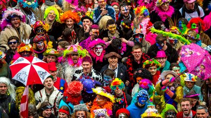 Des personnes défilent dans les rues de Dunkerque (Nord) lors du lancement du carnaval, le 26 février 2017. (PHILIPPE HUGUEN / AFP)