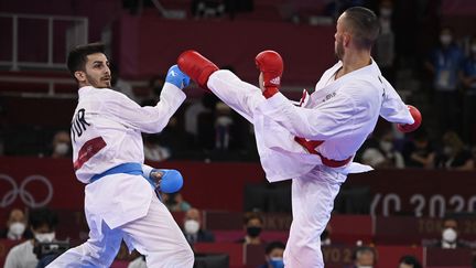 Le médaillé d'or olympique à Tokyo, Steven Da Costa face au Turc Eray samdan, le 5 août 2021. (ALEXANDER NEMENOV / AFP)