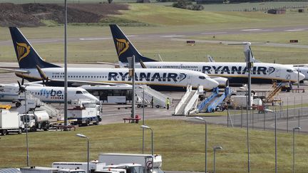 Deux avions de la compagnie Ryanair le 24 mai 2011, &agrave; l'a&eacute;roport d'Edimbourg (Ecosse).&nbsp; (DAVID MOIR / REUTERS)