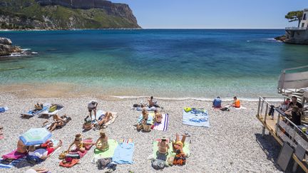 Des vacanciers sur la plage de Cassis (Bouches-du-Rhône), le 7 mai 2017. (CAVALIER MICHEL / HEMIS.FR / AFP)