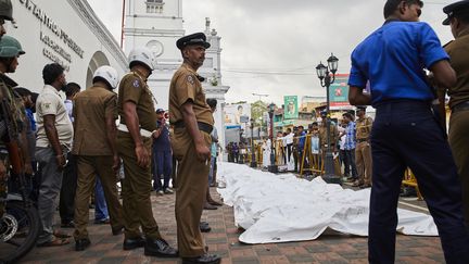 Les corps des victimes tuées dans l'église de Saint-Anthony à Colombo au Sri Lanka, le 21 avril 2019.&nbsp; (NICKY WOO / NURPHOTO / AFP)