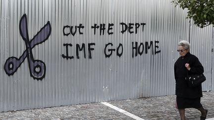 "Annulez la dette, FMI va-t-en." La photo de ce slogan, &eacute;crit sur un mur d'Ath&egrave;nes, a &eacute;t&eacute; prise le 24 janvier 2015. ( ALKIS KONSTANTINIDIS / REUTERS)