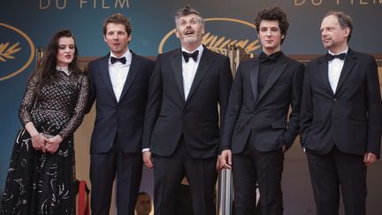 Adèle Wismes, Pierre Deladonchamps, Christophe Honoré, Vincent Lacoste et Denis Podalydès montent les marches du palais des Festivals pour "Plaire, aimer, courir vite", à Cannes le 10 mai 2018. (VIANNEY LE CAER / AP / SIPA / AP)