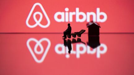 Dans son mail à franceinfo, jeudi 6 septembre 2018, Airbnb met directement en cause le maire adjoint de Paris, Ian Brossat. (JOEL SAGET / AFP)