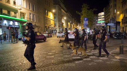 &nbsp; (Des patrouilles de police à Marseille dans la nuit de jeudi à vendredi après des incidents sur le Vieux-Port © SIPA/AP/Darko Bandic)