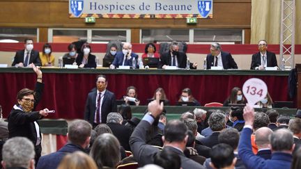 Les enchères des Hospices de Beaune le 13 décembre 2020. (PHILIPPE DESMAZES / AFP)