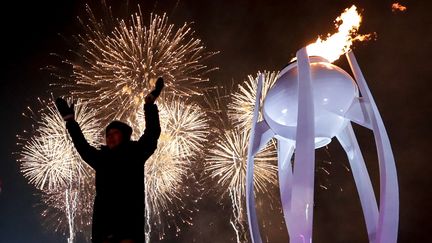 Un feu d'artifice a été tiré pour accompagner l'allumage de la flamme olympique et le début des Jeux Olympiques de Pyeongchang (Corée du Sud) vendredi 9 février. (DAVID J.PHILIP / POOL)