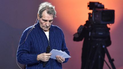 Le journaliste Jean-Jacques Bourdin, le 18 janvier 2022 à Uzerche (Corrèze). (ALAIN JOCARD / AFP)