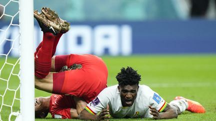 Mohammed Kudus au sol lors de Ghana-Uruguay en Coupe du monde, le 2 décembre 2022, au stade Al-Janoub au Qatar. (JOSE BRETON / AFP)