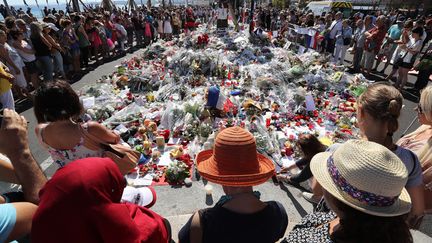 Attentat de Nice : recueillement sur la promenade des Anglais