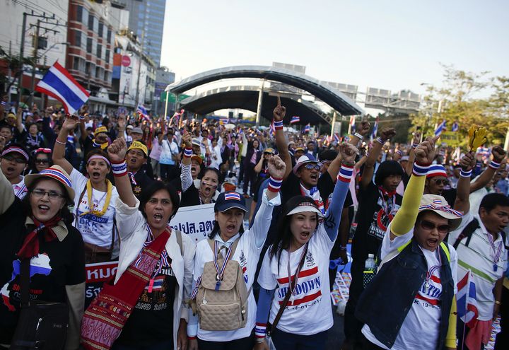 Des manifestants arborant des tee-shirts "Shutdown Bangkok" bloquent une intersection de la capitale tha&iuml;landaise, le 13 janvier 2014. (ATHIT PERAWONGMETHA / REUTERS)