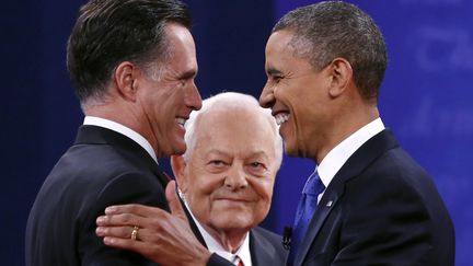 Mitt Romney, le journaliste de CBS News Bob Schieffer et Barack Obama sur le plateau du dernier d&eacute;bat t&eacute;l&eacute;vis&eacute; entre les deux candidats &agrave; la Maison Blanche, le 22 octobre 2012. (KEVIN LAMARQUE / REUTERS)