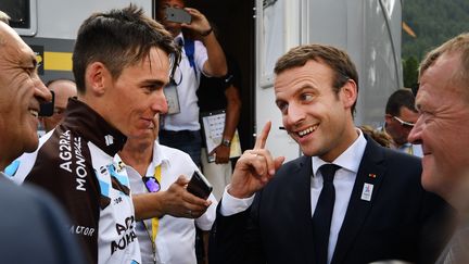 Emmanuel Macron et Romain Bardet sur le Tour de France, le 19 juillet 2017. (POOL STEPHANE MANTEY / BELGA MAG / AFP)