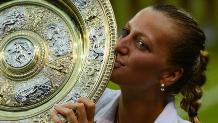 La Tch&egrave;que&nbsp;Petra Kvitova embrasse le troph&eacute;e de Wimbledon, le 5 juillet 2014 &agrave; Wimbledon, dans le sud-ouest de Londres (Royaume-Uni). (CARL COURT / AFP)