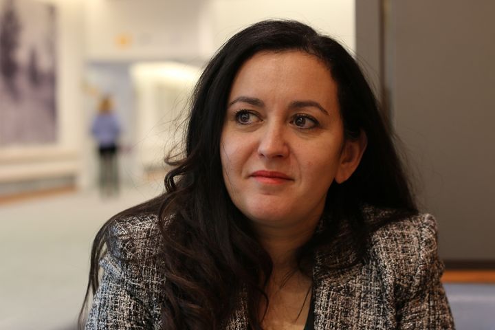 La députée européenne La France insoumise Leïla Chaibi dans les couloirs du Parlement européen à Bruxelles (Belgique), le 5 mars 2024. (FABIEN JANNIC-CHERBONNEL / FRANCEINFO)