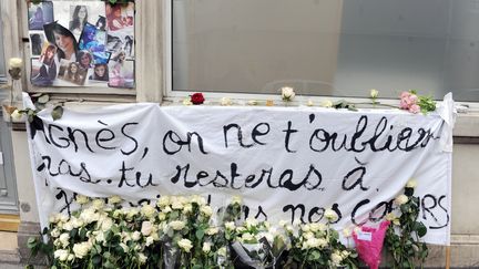 Des messages et des fleurs sont d&eacute;pos&eacute;s, le 21 novembre 2011, devant le domicile familial &agrave; Paris, d'Agn&egrave;s Marin, coll&eacute;gienne de 13 ans, viol&eacute;e et assassin&eacute;e le 16 novembre par un lyc&eacute;en de son &eacute;tablissement au Chambon-sur-Lignon. (MEHDI FEDOUACH/AFP)