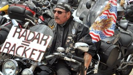 Un motard participe le 18 juin 2011 à Bordeaux, à une manifestation des usagers de la route. (AFP - Pierre Andrieu)