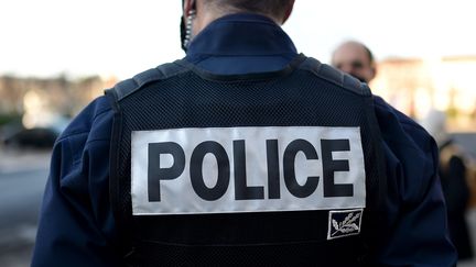 Un policier de dos dans la Loire, le 23 décembre 2021. (photo d'illustration) (MAXPPP)