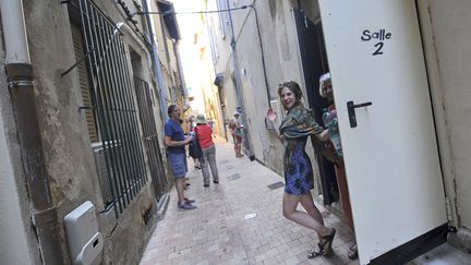 Les festivaliers sortent enchantés du "Théâtre des Barriques" après la représentation du "Réveil des serpents".
 (Vincent Damourette pour Culturebox)