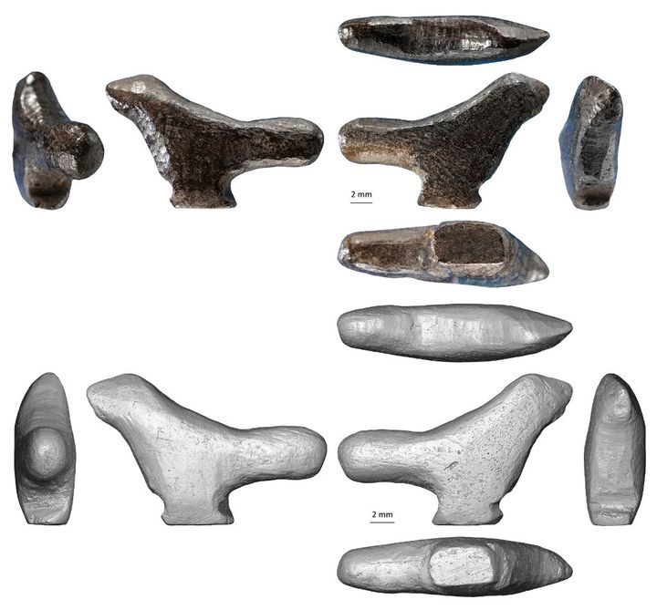 Un passereau sculpté dans de l'os brûlé découvert en Chine en juin 2020, sous toutes ses facettes. Daté de 13.500 ans, il devient la plus ancienne figurine d'Asie de l'Est. (DR. FRANCESCO DERRICO / UNIVERSITY OF BERGEN )