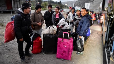 Des Vénézueliens attendent de monter dans des bus qui les emmeneront vers la frontière entre l'Equateur et le Pérou, entre Tulcan an Ibarra, en Equateur, le 22 août 2018. (LUIS ROBAYO / AFP)