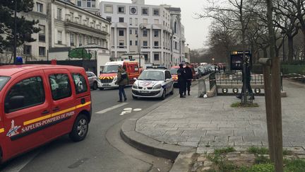 Des policiers et des pompiers &agrave; proximit&eacute; du si&egrave;ge de "Charlie Hebdo", &agrave; Paris, cibl&eacute; par une attaque arm&eacute;e, le 7 janvier 2015. (PHILIPPE DUPEYRAT / AFP)