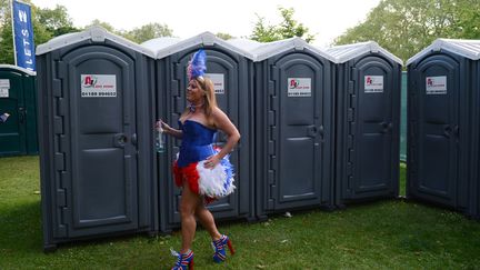 Toilettes publiques install&eacute;es pr&egrave;s de Buckingham Palace &agrave; Londres (Royaume-Uni) pendant les comm&eacute;morations du jubil&eacute; de diamant de la reine Elizabeth, le 4 juin 2012. (ADRIAN DENNIS / AFP)