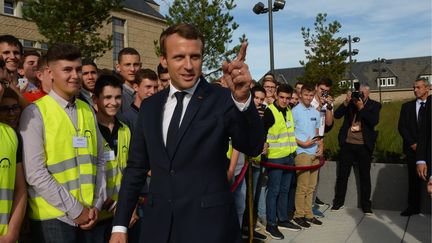 Lors d'une visite au principal campus de formation aux métiers du BTP en Corrèze, Emmanuel Macron a lâché une petite phrase qui fait polémique. (MAXPPP)