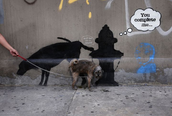 Un chien urine sur une cr&eacute;ation de Banksy &agrave; New York (Etats-Unis), le 3 octobre 2013. (MIKE SEGAR / REUTERS)