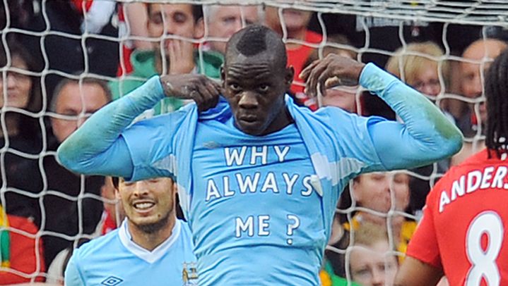 L'attaquant de Manchester City Mario Balotelli f&ecirc;te son but contre Manchester United en d&eacute;voilant un tee-shirt, le 23 octobre 2011. (ANDREW YATES / AFP)