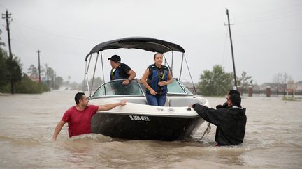 Des habitants de Houston (Texas) secourus des inondations après le passage de la tempête Harvey, le 28 août 2017.&nbsp; (SCOTT OLSON / GETTY IMAGES NORTH AMERICA / AFP)