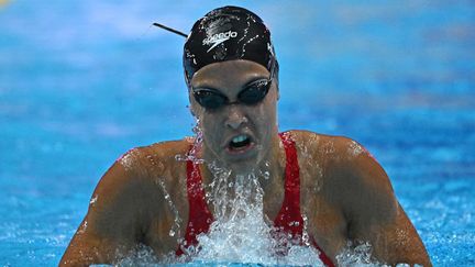 La nageuse canadienne Mary Sophie Harvey lors des demi-finales du 200 mètres quatre nages, le 18 juin 2022, aux Mondiaux de Budapest. (ATTILA KISBENEDEK / AFP)