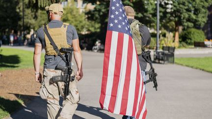 Militants d'extrême droite lors d'un rassemblement à la mémoire de Aaron Jay Danielson, le 5 septembre 2020 à Vancouver (Etat de Washington). (NATHAN HOWARD / GETTY IMAGES NORTH AMERICA/AFP)