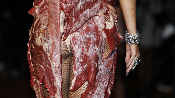 La robe de viande de Lady Gaga, en septembre 2010, quand elle tourne dos au photographe. (MIKE BLAKE / REUTERS / X00030)