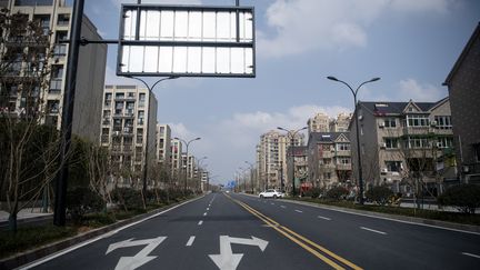 Une rue vide à&nbsp;Hangzhou, à 175 kilomètres de&nbsp;Shanghai (Chine),&nbsp;le 5 février 2020. (NOEL CELIS / AFP)