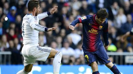 Sergio Ramos (Real Madrid) tente de contrer Lionel Messi (Barcelone) (JAVIER SORIANO / AFP)