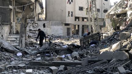 Des décombres après une frappe israélienne à Beit Lahia, dans le nord de la bande de Gaza, le 29 octobre 2024. (KHALIL RAMZI ALKAHLUT / ANADOLU / AFP)