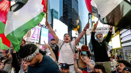 Des manifestants pro-palestiniens célèbrent le cessez-le-feu entre le Hamas et Israël, le 20 mai 2021, à Times Square à New York. (CRAIG RUTTLE/AP / SIPA)