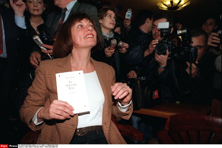 Pascale Roze pose avec son livre qui vient de recevoir le prix Goncourt, le 11 novembre 1996 à Paris. (ROUSSIER/SIPA / SIPA)