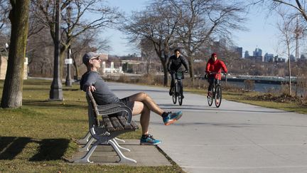 Douceur record également au Canada, où le mercure a atteint par endroit les 15 degrés, comme dans ce parc de Toronto, photographié le 24 décembre. (ZOU ZHENG / MAXPPP)