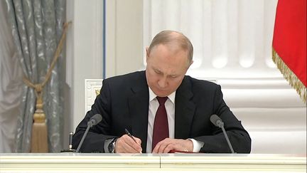 Le président russe Vladimir Poutine signe un accord de coopération avec les républiques séparatistes de&nbsp;Lugansk and Donetsk le 21 février 2022. (EYEPRESS NEWS)