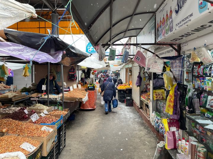 It is snowing in the aisles of the central market in Chisinau (Moldova), December 11, 2022. (FABIEN JANNIC-CHERBONNEL / FRANCEINFO)