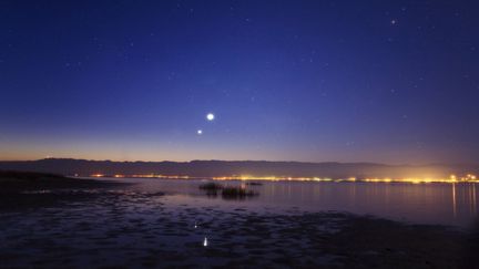 Les planètes Vénus et Jupiter&nbsp;se sont déjà "rapprochées" dans le ciel terrestre par le passé, comme le 30 janvier 2008 dans cette&nbsp;photo prise en Iran.&nbsp; (B.A.TAFRESHI / NOVAPIX / LEEMAGE)