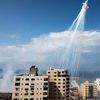 Un panache de fumée provoqué par des munitions incendiaires tirées sur le port de Gaza, mercredi 11 octobre 2023. (MOHAMMED ABED / AFP)