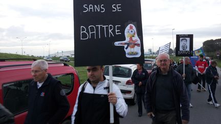 Des salari&eacute;s de l'agroalimentaire protestent autour de l'a&eacute;roport de Brest (Finist&egrave;re), le 14 octobre 2013. (MAXPPP)