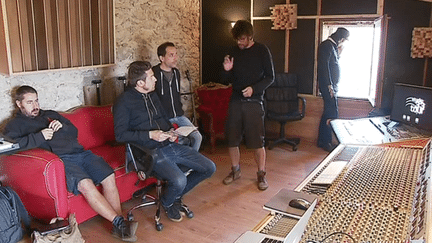 Le groupe Les Hurlements d'Léo au travail au studio 33 tour de Frontenac en Gironde
 (Culturebox - capture d&#039;écran)